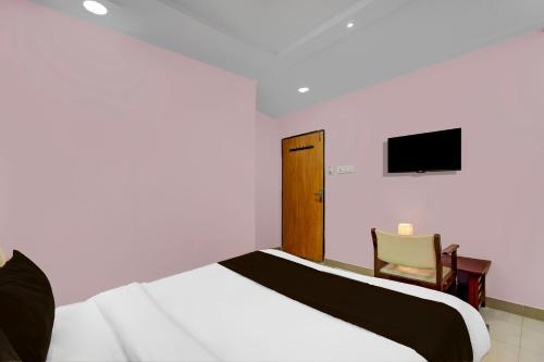 TV a/nebo společenská místnost v ubytování Super Hotel O Lakdikapul Near Birla Mandir