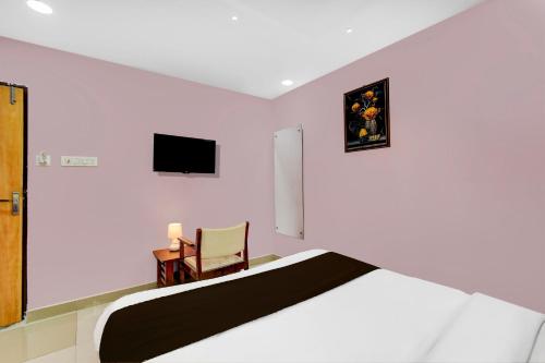 TV a/nebo společenská místnost v ubytování Super Hotel O Lakdikapul Near Birla Mandir