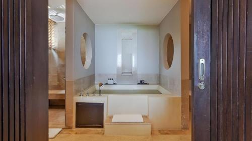 Koupelna v ubytování Nammara at Shasa - 2 Bedroom apartment at Laem-Set