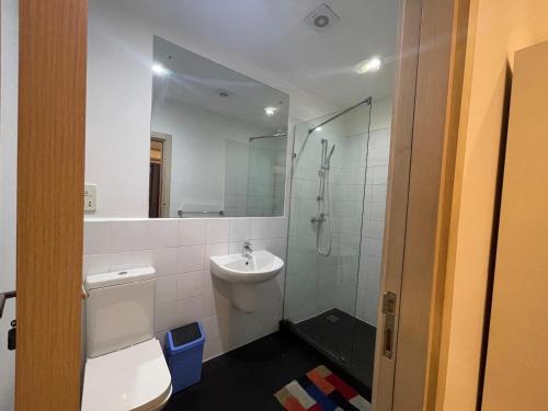 Ένα μπάνιο στο Kings Luxury 2 bedroom at Gallery