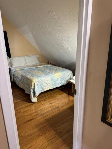 リッジフィールド・パークにあるBedRoom with half bathroomの小さなベッドルーム(ベッド1台付)が備わる屋根裏部屋です。