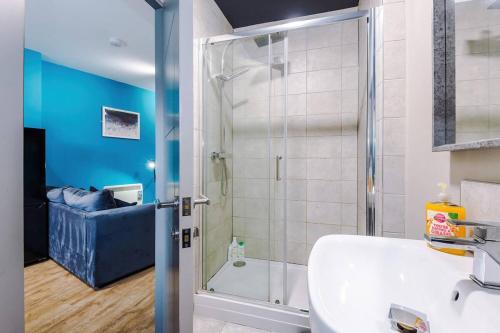 Koupelna v ubytování Two BDR Flat By Eason Stays Short Lets & Serviced Accommodation Wigan With Free Parking