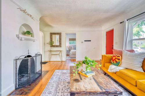 een woonkamer met een gele bank en een open haard bij Cozy Boho 1BR - Walk to Shops & Cafes in Portland