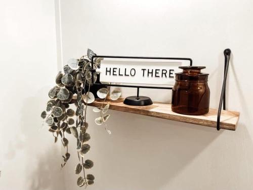 a shelf with a hello there sign on a wall at Stay Portland - The Graffiti Alley Tiny House - Food, Art & Beer in Portland
