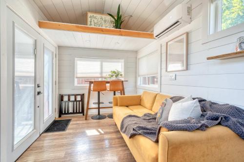 ein Wohnzimmer mit Sofa und Tisch in der Unterkunft Stay Portland - The Tiny Saguaro - Walk to Local Shops & Eateries in Portland