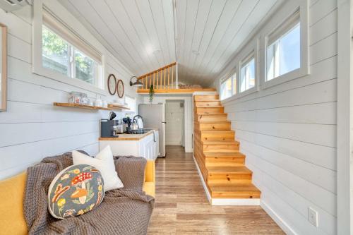 ein kleines Haus mit einer Treppe, die zu einer Küche führt in der Unterkunft Stay Portland - The Tiny Saguaro - Walk to Local Shops & Eateries in Portland