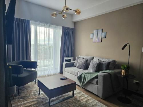 a living room with a couch and a chair at L'Aurora Apart in Estación Pamplona