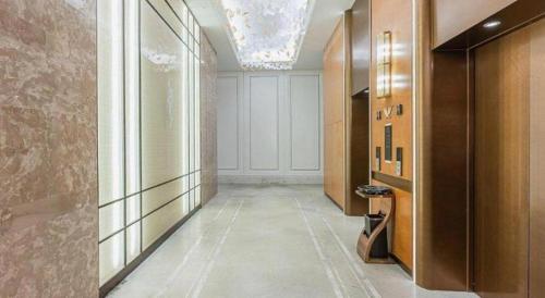 a hallway of a building with a chandelier at Vienna Hotel Qinghai Dachaidan in Da Qaidam