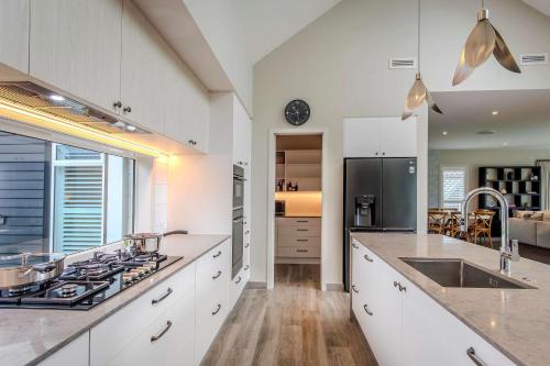 Köök või kööginurk majutusasutuses Jojo's Lookout - Stunning Lake Views with Spa