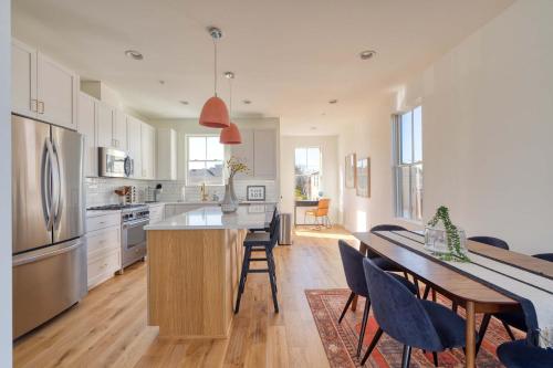 Kuchyň nebo kuchyňský kout v ubytování Spacious 2BR - New Luxury Townhouse Stay