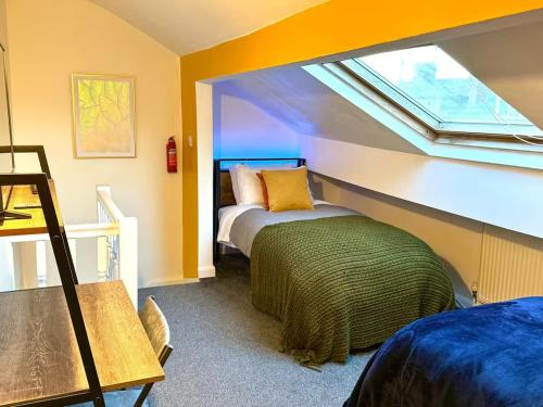 Voodi või voodid majutusasutuse 2 BR House By Eason Stays Short Term Rental Leeds With Free Parking Near Burley Park toas