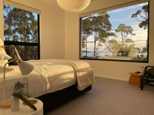 Gallery image of White Beach Retreat - Luxury With Water Views in White Beach