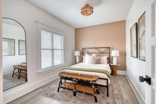 une chambre avec un lit et une fenêtre dans l'établissement Stay Portland - Soul District Mansion - Food Carts & Local Shops, à Portland