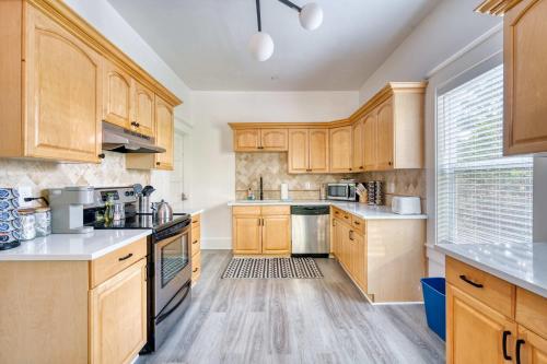 une cuisine avec des placards en bois et des comptoirs blancs dans l'établissement Stay Portland - The Soul District Lounge - 91 WalkScore, à Portland