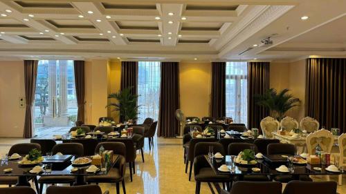 a dining room with tables and chairs in a restaurant at Khách Sạn Á Châu in Trại Khao