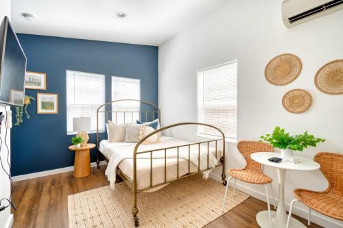 a bedroom with a bed and a blue wall at Stay Portland - Beach Vibes Getaway near Burnside & Laurelhurst! in Portland