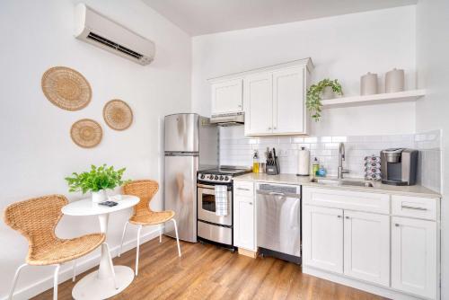 Kuchyň nebo kuchyňský kout v ubytování Stay Portland - Beach Vibes Getaway near Burnside & Laurelhurst!