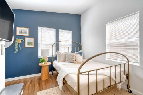 a bedroom with blue walls and a bed at Stay Portland - Beach Vibes Getaway near Burnside & Laurelhurst! in Portland