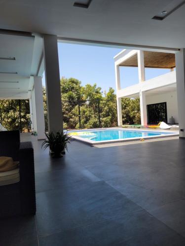 a swimming pool in the middle of a house at Room Villa Sylla fall in Toubab Dialaw