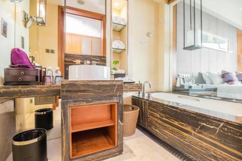 une grande cuisine avec un évier et une baignoire dans l'établissement Chengdu Joyhub Air Hotel, à Chengdu