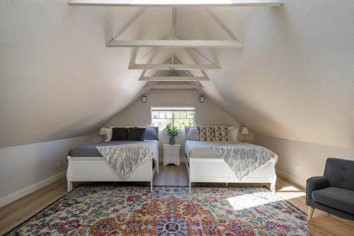 Postel nebo postele na pokoji v ubytování Stay Portland - Luxurious Alphabet District Home - 99 Walk Score