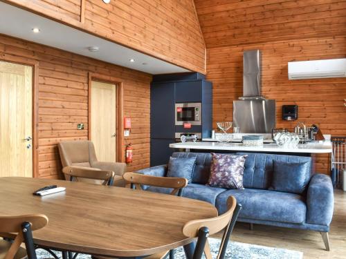 a living room with a blue couch and a table at Briallen - Primrose - Ukc7075 in Mydroilin