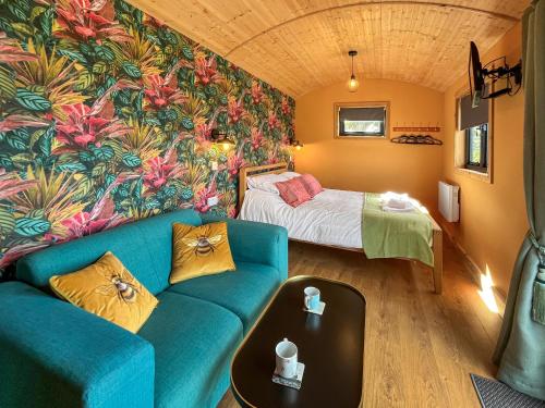 ein Wohnzimmer mit einer Couch und einem Bett in der Unterkunft Bets - Ukc7017 in Rug