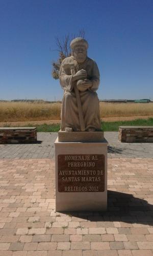 a statue of a woman holding a baseball bat at Albergue Vive tu Camino in Reliegos