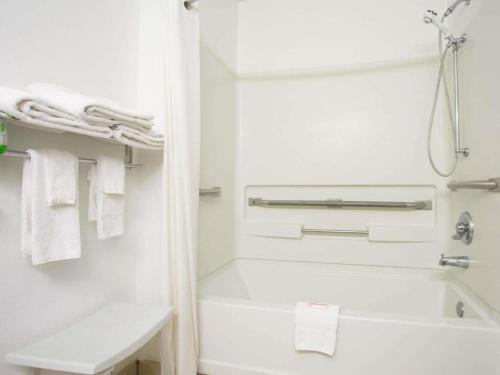 Koupelna v ubytování Super 8 By Wyndham Franklin