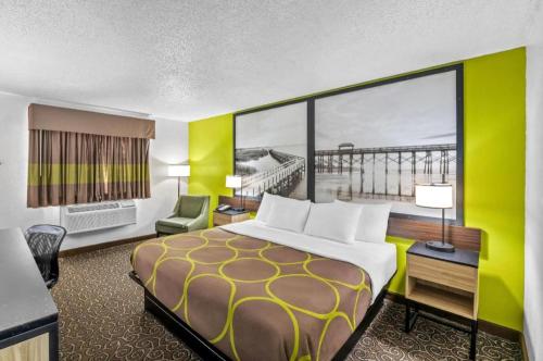 Postel nebo postele na pokoji v ubytování Super 8 By Wyndham Franklin