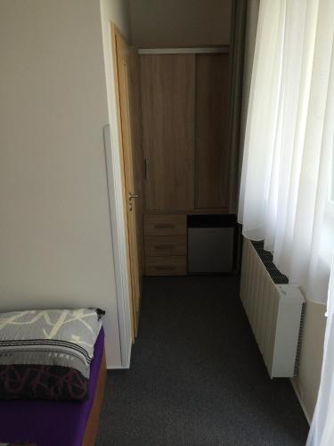 a small room with a bed and a door at Villa Marcus - rodinný relax 200 m od Penzionu Kometa, u jezera s grilem a sdílenou kuchyní in Pasohlávky