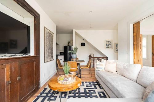 TV a/nebo společenská místnost v ubytování Stay Portland - 2BR Flat - Walk to NW 23rd Shops & Cafes