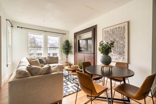 Posezení v ubytování Stay Portland - 2BR Flat - Walk to NW 23rd Shops & Cafes