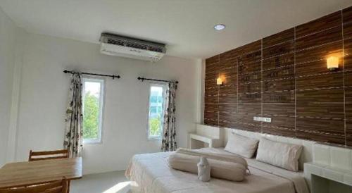 une chambre avec deux lits et deux fenêtres dans l'établissement Saraburi Garden Resort, à Ban Kluai