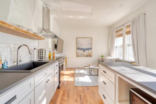 une cuisine avec des armoires blanches et un évier dans l'établissement Stay Portland - The Charmante Suite- Breweries & Boutiques, à Portland