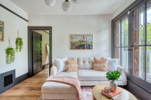 ein Wohnzimmer mit Sofa und Tisch in der Unterkunft Stay Portland - Luxury Living on NW 23rd Ave, Walk Score 99 in Portland