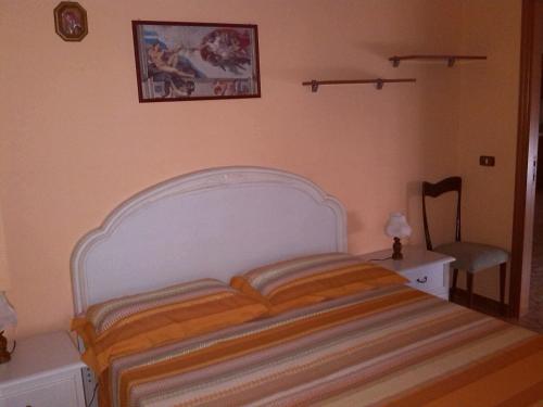 プレシッチェにあるCasa Tommasoのベッドルーム1室(ベッド1台、テーブル、椅子付)