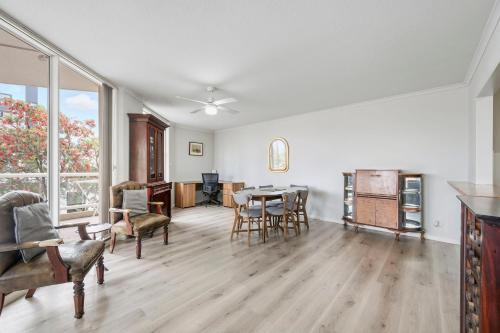 pusty salon ze stołem i krzesłami w obiekcie Mainsail 4 w mieście Port Macquarie