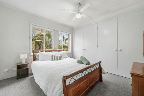 sypialnia z dużym łóżkiem i oknem w obiekcie Mainsail 4 w mieście Port Macquarie