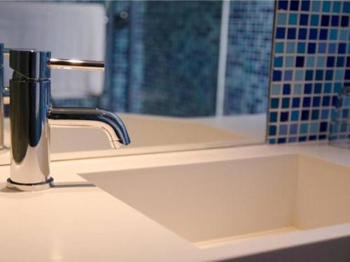 lavabo con grifo en la encimera en Acesite Knutsford Hotel, en Hong Kong
