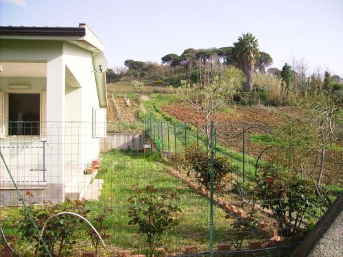 a fence in front of a house with a garden at Villetta San Giovanni in Calatafimi