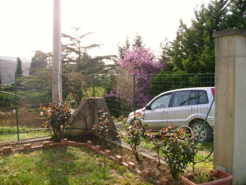 a car parked in a yard with a fence at Villetta San Giovanni in Calatafimi