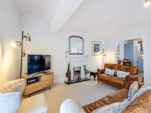 アバードベイにあるThe Penthouse Westhavenのソファとテレビのあるリビングルーム