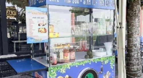 un carro de comida al lado de una calle en Venice Spa Hotel, en Phu Quoc