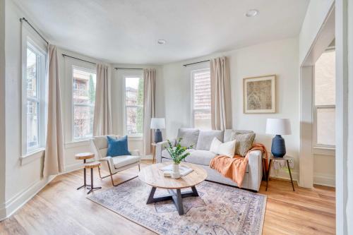 Posezení v ubytování Stay Portland - Portland Oasis - Stylish 4br Home in Nob Hill