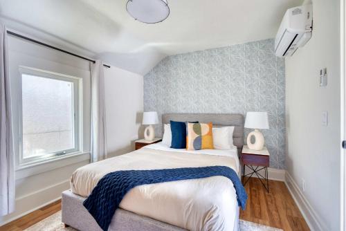 Postel nebo postele na pokoji v ubytování Stay Portland - Renovated Historic Nob Hill Beauty - 94 WalkScore