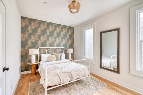 Postel nebo postele na pokoji v ubytování Stay Portland - Renovated Historic Nob Hill Home - 94 WalkScore