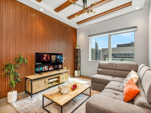 Luxury 1 Bedroom Marina Views Walk to Metro and Beach