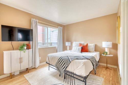 Marquam HillにあるStay Portland - John's Landing Haven - Studio Near OHSUのベッドと窓のある寝室
