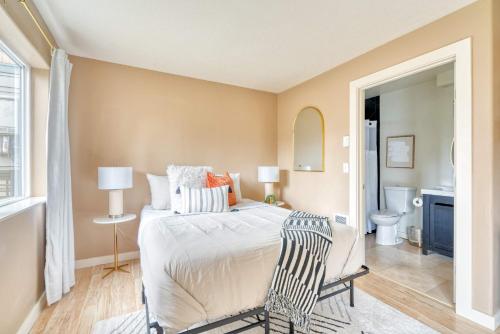 Marquam HillにあるStay Portland - John's Landing Haven - Studio Near OHSUのベッドと椅子のある寝室
